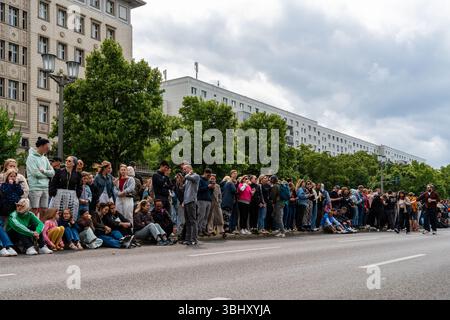 Berlin 8. Juni 2025: Diesmal findet in Friedrichshain der Karneval der Kulturen statt. Viele Zuschauer beobachten das bunte Ereignis. Stockfoto