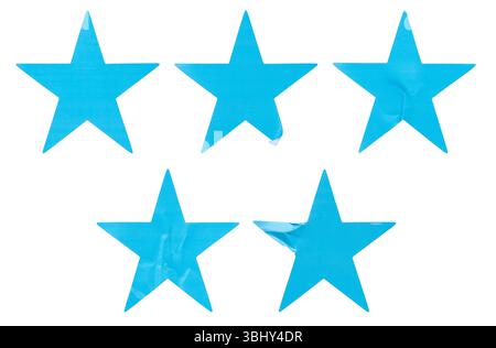Ein Satz blauer, sternförmiger Papieraufkleber, isoliert auf weißem Hintergrund. Stockfoto