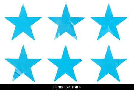 Ein Satz blauer, sternförmiger Papieraufkleber, isoliert auf weißem Hintergrund. Stockfoto