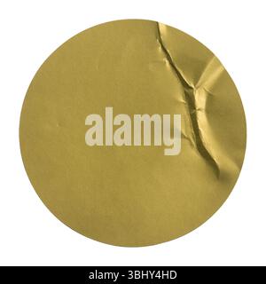 Goldener Kreisaufkleber mit faltigen Texturen isoliert auf weißem Hintergrund. Stockfoto