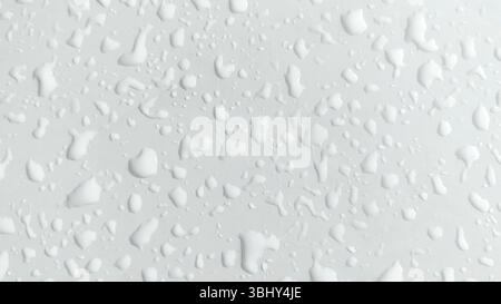 Glitzernde Wassertropfen auf einer glatten weißen Autooberfläche Stockfoto