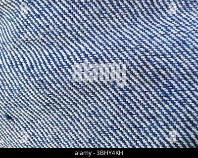 Kompliziertes Denim-Gewebe mit blauen und weißen Fäden in Nahaufnahme hervorgehoben Stockfoto