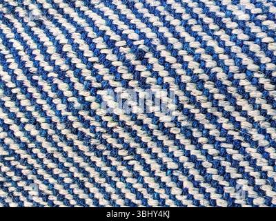 Kompliziertes Denim-Gewebe mit blauen und weißen Fäden in Nahaufnahme hervorgehoben Stockfoto