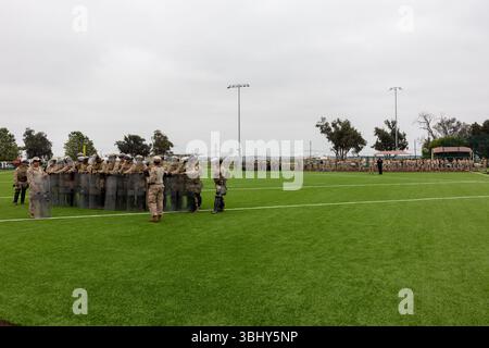 US-Marines mit 2. Bataillon, 7. Marine-Regiment, 1. Marine-Division, die am Wochenende in Alarmstatus versetzt wurden, um die Mission des US-Northern Command zu unterstützen, Proben nichttödliche Taktiken im Großraum Los Angeles, 10. Juni 2025. Etwa 700 Marines des Marine Corps Air-Ground Combat Center Twentynine Palms, Kalifornien, werden sich nahtlos in die Title 10-Streitkräfte der Task Force 51 integrieren, die Bundespersonal und Bundeseigentum im Großraum Los Angeles schützen. (Foto des U.S. Marine Corps von CPL. Juan Torres) Stockfoto