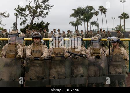 US-Marines mit 2. Bataillon, 7. Marine-Regiment, 1. Marine-Division, die am Wochenende in Alarmstatus versetzt wurden, um die Mission des US-Northern Command zu unterstützen, Proben nichttödliche Taktiken im Großraum Los Angeles, 10. Juni 2025. Etwa 700 Marines des Marine Corps Air-Ground Combat Center Twentynine Palms, Kalifornien, werden sich nahtlos in die Title 10-Streitkräfte der Task Force 51 integrieren, die Bundespersonal und Bundeseigentum im Großraum Los Angeles schützen. (Foto des U.S. Marine Corps von CPL. Jaye Townsend) Stockfoto