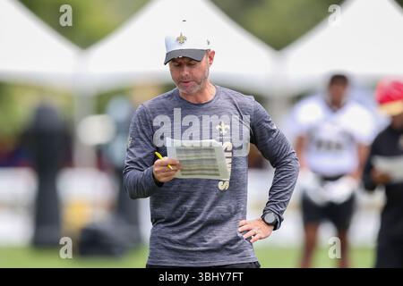 Metairie, Usa. Juni 2025. Brandon Staley, Defensivkoordinator der New Orleans Saints, sieht sich das Spielblatt am zweiten Tag des Minicamps im Ochsner Sports Performance Center Facility am Mittwoch, den 11. Juni 2025 in Metairie, Louisiana, an. (Foto: Peter G. Forest/SIPA USA) Credit: SIPA USA/Alamy Live News Stockfoto