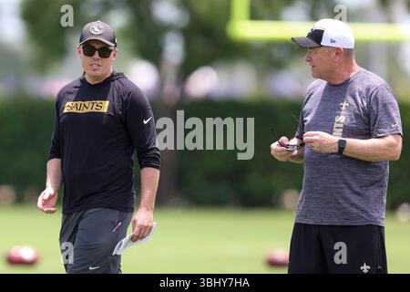 Metairie, Usa. Juni 2025. Kellen Moore, Cheftrainer der New Orleans Saints, spricht am zweiten Tag des Minicamps im Ochsner Sports Performance Center Facility am Mittwoch, den 11. Juni 2025 in Metairie, Louisiana, mit einem seiner Assistenten. (Foto: Peter G. Forest/SIPA USA) Credit: SIPA USA/Alamy Live News Stockfoto