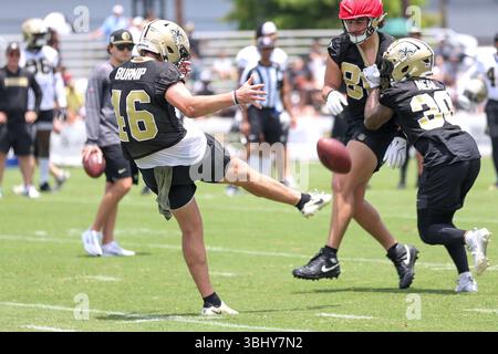 Metairie, Usa. Juni 2025. James Burnip () der New Orleans Saints-Pünktler James Burnip (46) stößt am zweiten Tag des Minicamps im Ochsner Sports Performance Center Facility am Mittwoch, den 11. Juni 2025 in Metairie, Louisiana, aus. (Foto: Peter G. Forest/SIPA USA) Credit: SIPA USA/Alamy Live News Stockfoto