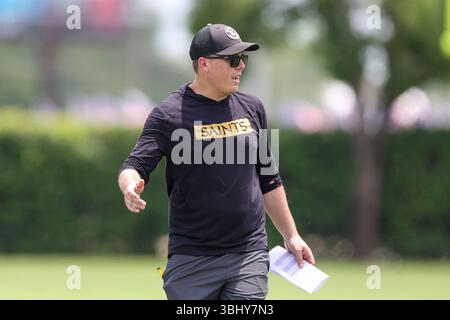 Metairie, Usa. Juni 2025. Kellen Moore, Cheftrainer der New Orleans Saints, spricht am zweiten Tag des Minicamps im Ochsner Sports Performance Center Facility am Mittwoch, den 11. Juni 2025 in Metairie, Louisiana, mit einem seiner Assistenten. (Foto: Peter G. Forest/SIPA USA) Credit: SIPA USA/Alamy Live News Stockfoto