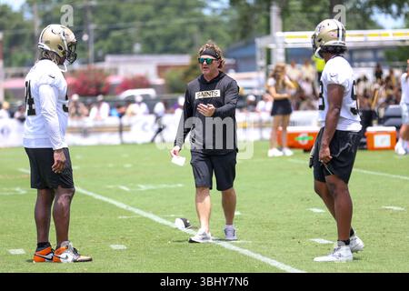 Metairie, Usa. Juni 2025. Der Trainer der New Orleans Saints Edge Rushers, Jay Rodgers, spricht am zweiten Tag des Minicamps im Ochsner Sports Performance Center Facility am Mittwoch, den 11. Juni 2025 in Metairie, Louisiana. (Foto: Peter G. Forest/SIPA USA) Credit: SIPA USA/Alamy Live News Stockfoto