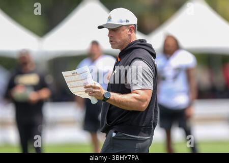 Metairie, Usa. Juni 2025. Peter Sirmon, Trainer der New Orleans Saints, sieht sich das Spielblatt am zweiten Tag des Minicamps im Ochsner Sports Performance Center Facility am Mittwoch, den 11. Juni 2025 in Metairie, Louisiana an. (Foto: Peter G. Forest/SIPA USA) Credit: SIPA USA/Alamy Live News Stockfoto