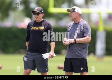 Metairie, Usa. Juni 2025. Kellen Moore, Cheftrainer der New Orleans Saints, spricht am zweiten Tag des Minicamps im Ochsner Sports Performance Center Facility am Mittwoch, den 11. Juni 2025 in Metairie, Louisiana, mit einem seiner Assistenten. (Foto: Peter G. Forest/SIPA USA) Credit: SIPA USA/Alamy Live News Stockfoto