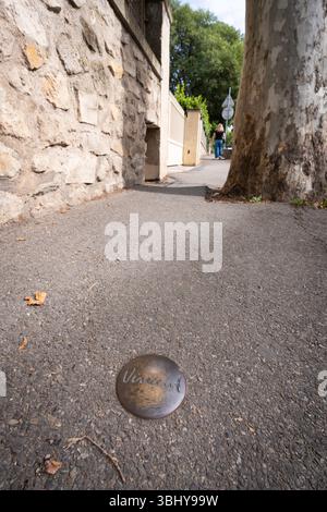 St. Remy, Provence, Frankreich - Schild führt Touristen auf dem Wanderweg vom Dorfplatz zum Kloster, in dem van Gogh ein Jahr später lebte Stockfoto