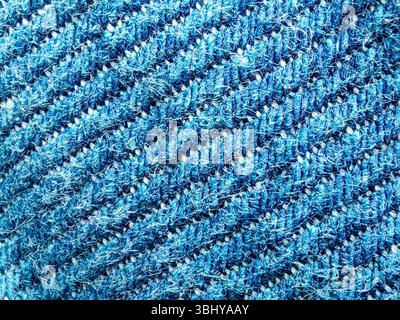 Kompliziertes Denim-Gewebe mit blauen und weißen Fäden in Nahaufnahme hervorgehoben Stockfoto