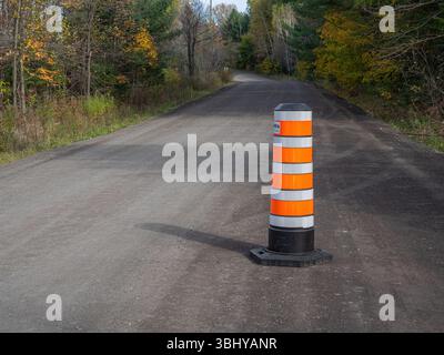 Großer orangefarbener Baukegel auf einer Straße, Quebec, Kanada Stockfoto