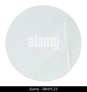 Leeres weißes, runder selbstklebendes Papieraufkleberetikett isoliert auf weißem Hintergrund. Stockfoto