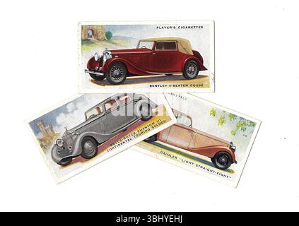 Alte Zigarettenkarten, die alte, klassische Autos auf weißem Hintergrund zeigen. Stockfoto