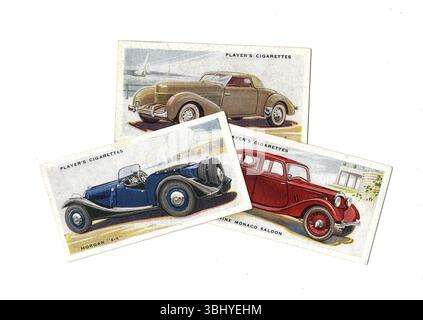Alte Zigarettenkarten, die alte, klassische Autos auf weißem Hintergrund zeigen. Stockfoto