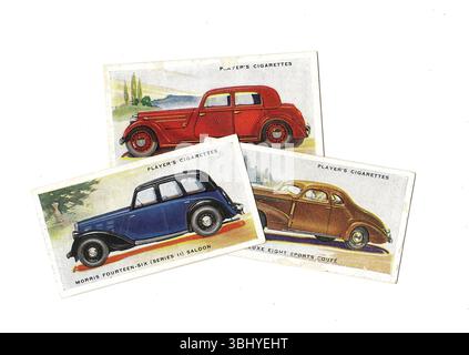 Alte Zigarettenkarten, die alte, klassische Autos auf weißem Hintergrund zeigen. Stockfoto