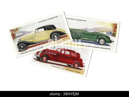 Alte Zigarettenkarten, die alte, klassische Autos auf weißem Hintergrund zeigen. Stockfoto