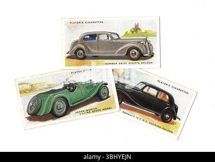 Alte Zigarettenkarten, die alte, klassische Autos auf weißem Hintergrund zeigen. Stockfoto