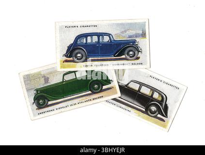Alte Zigarettenkarten, die alte, klassische Autos auf weißem Hintergrund zeigen. Stockfoto