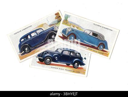 Alte Zigarettenkarten, die alte, klassische Autos auf weißem Hintergrund zeigen. Stockfoto