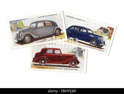 Alte Zigarettenkarten, die alte, klassische Autos auf weißem Hintergrund zeigen. Stockfoto