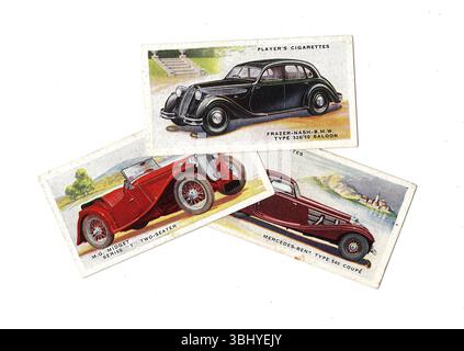 Alte Zigarettenkarten, die alte, klassische Autos auf weißem Hintergrund zeigen. Stockfoto