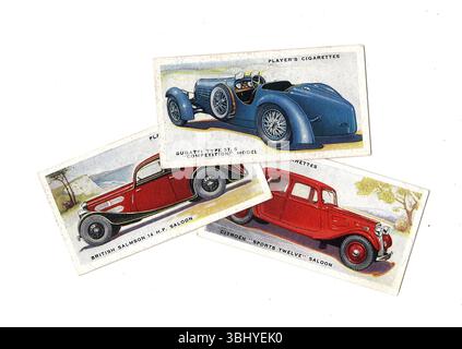 Alte Zigarettenkarten, die alte, klassische Autos auf weißem Hintergrund zeigen. Stockfoto
