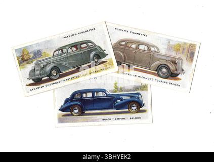 Alte Zigarettenkarten, die alte, klassische Autos auf weißem Hintergrund zeigen. Stockfoto