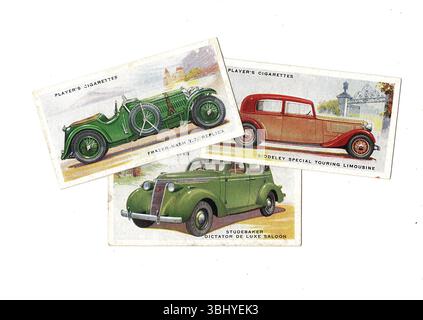 Alte Zigarettenkarten, die alte, klassische Autos auf weißem Hintergrund zeigen. Stockfoto