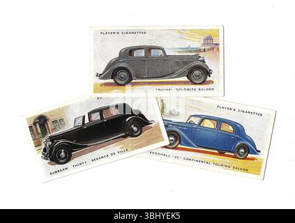 Alte Zigarettenkarten, die alte, klassische Autos auf weißem Hintergrund zeigen. Stockfoto