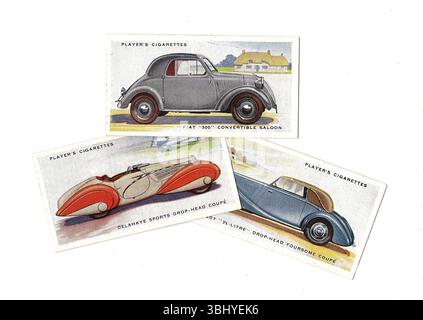 Alte Zigarettenkarten, die alte, klassische Autos auf weißem Hintergrund zeigen. Stockfoto