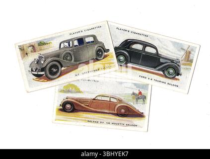 Alte Zigarettenkarten, die alte, klassische Autos auf weißem Hintergrund zeigen. Stockfoto
