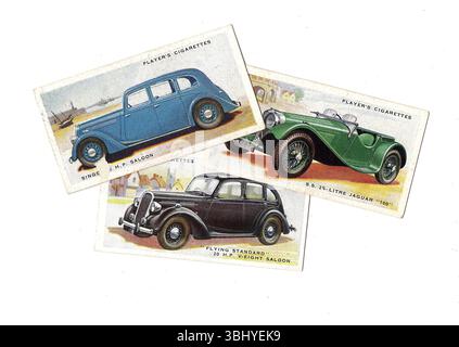Alte Zigarettenkarten, die alte, klassische Autos auf weißem Hintergrund zeigen. Stockfoto