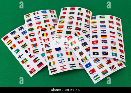 Nationalflaggen verschiedener Länder. Auf grünem Hintergrund Stockfoto