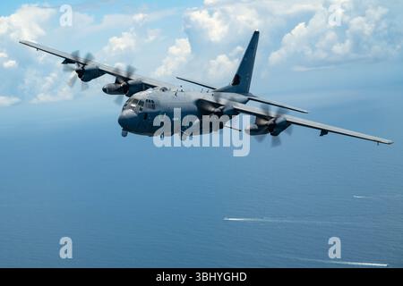 Am 6. Juni 2025 fliegt ein dem Air Force Special Operations Command zugewiesenes Ghostrider-Kanonenschiff AC-130J in der Nähe des Hurlburt Fields, Florida. Die Air Commandos werden ausgeführt Stockfoto