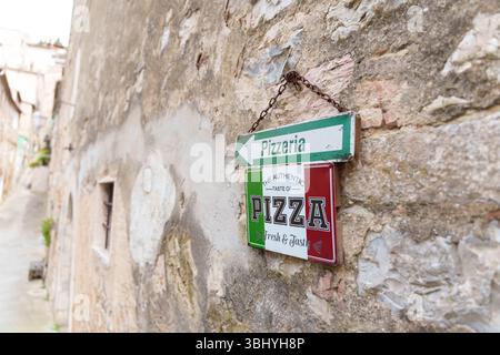 Vintage Pizzeria Schild an der alten Wand mit italienischen Flaggenfarben und Text für authentische Pizza. Hochwertige Fotos Stockfoto