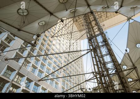 Der Blick nach oben vom Inneren des La Grande Arche fängt die monumentale Hohlkubus-Struktur mit geometrischem Rahmen aus Glas und Stahl ein Stockfoto