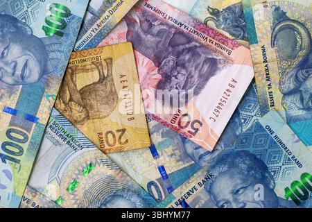 Südafrikanische Banknoten mit Nelson Mandela, farbenfrohe Währung mit verschiedenen Stückelungen von 20, 50 und 100 Rändern. Nahaufnahme der SA-Gelder. Stockfoto