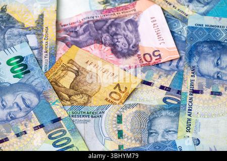 Südafrikanische Rand-Banknoten mit Nelson Mandela sind aus nächster Nähe verteilt. Bunte 20-, 50-, 100-Rand-Stückelungen. Stockfoto
