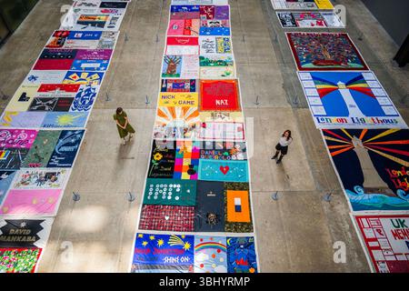 London, Großbritannien. Juni 2025. UK AIDS Memorial Quilt in der Turbine Hall von Tate Modern. Das um 1989 begonnene umfangreiche Werk besteht aus 42 Quilts und 23 Einzelpaneelen, die 384 von HIV und AIDS betroffene Personen repräsentieren. Es wurde bereits im Freien gezeigt, um das Bewusstsein für die anhaltende AIDS-Pandemie zu schärfen. Sie wird bis zum 16. Juni angezeigt. Guy Bell/Alamy Live News Stockfoto