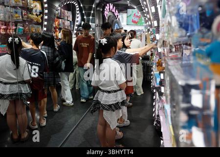 Shanghai, China. 11. Juni 2025. Käufer stöbern am 11. Juni 2025 in Pop Mart's weltweitem Flagship Store im Huangpu District in Shanghai, China. Die an der Börse in Hongkong notierten Aktien stiegen im Intraday um mehr als 4 % auf ein neues Allzeithoch, wobei das Handelsvolumen 3,2 Milliarden HK$ überstieg. Quelle: Yin Liqin/China News Service/Alamy Live News Stockfoto