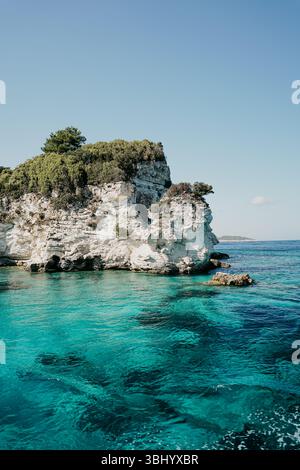 Türkisfarbenes Wasser: Erkunden Sie das idyllische Paxos und Antipaxos, ein Tagesausflug nach Korfu Stockfoto