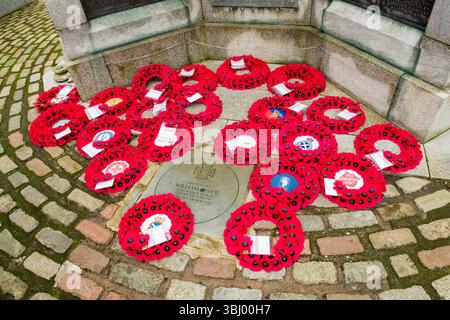 Gedenksonntag in Lerwick, Shetland, mit Kränzen am Kriegsdenkmal und einem Gottesdienst vor dem historischen Rathaus. Stockfoto