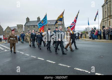Gedenksonntag in Lerwick, Shetland, mit Kränzen am Kriegsdenkmal und einem Gottesdienst vor dem historischen Rathaus. Stockfoto