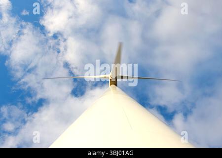 Dramatische Low-angle-Ansicht einer modernen Windkraftanlage verschwommene Rotorblätter in Bewegung am Himmel von northumberland, Konzept für erneuerbare Energien Stockfoto