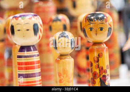 Traditionelle japanische alte Kokeshi-Puppen aus Holz Stockfoto