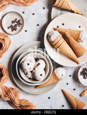 Köstliches Bananeneis mit griechischem Joghurt und Schokoladenchips, wunderschön in knusprigen Kegeln serviert. Ein entzückender Leckerbissen, der das Wesen von swee einfängt Stockfoto